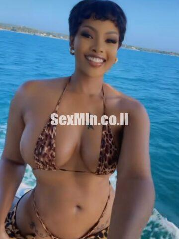 אשקלון – בחורה אפריקאית תיירת